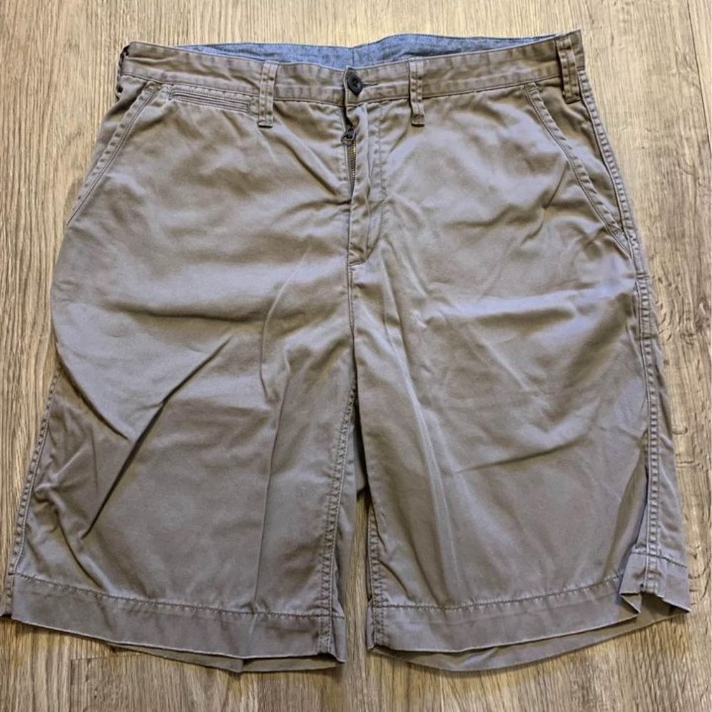 Men's Shorts! Polo Ralph Lauren brand! Size 33- relaxed fit!